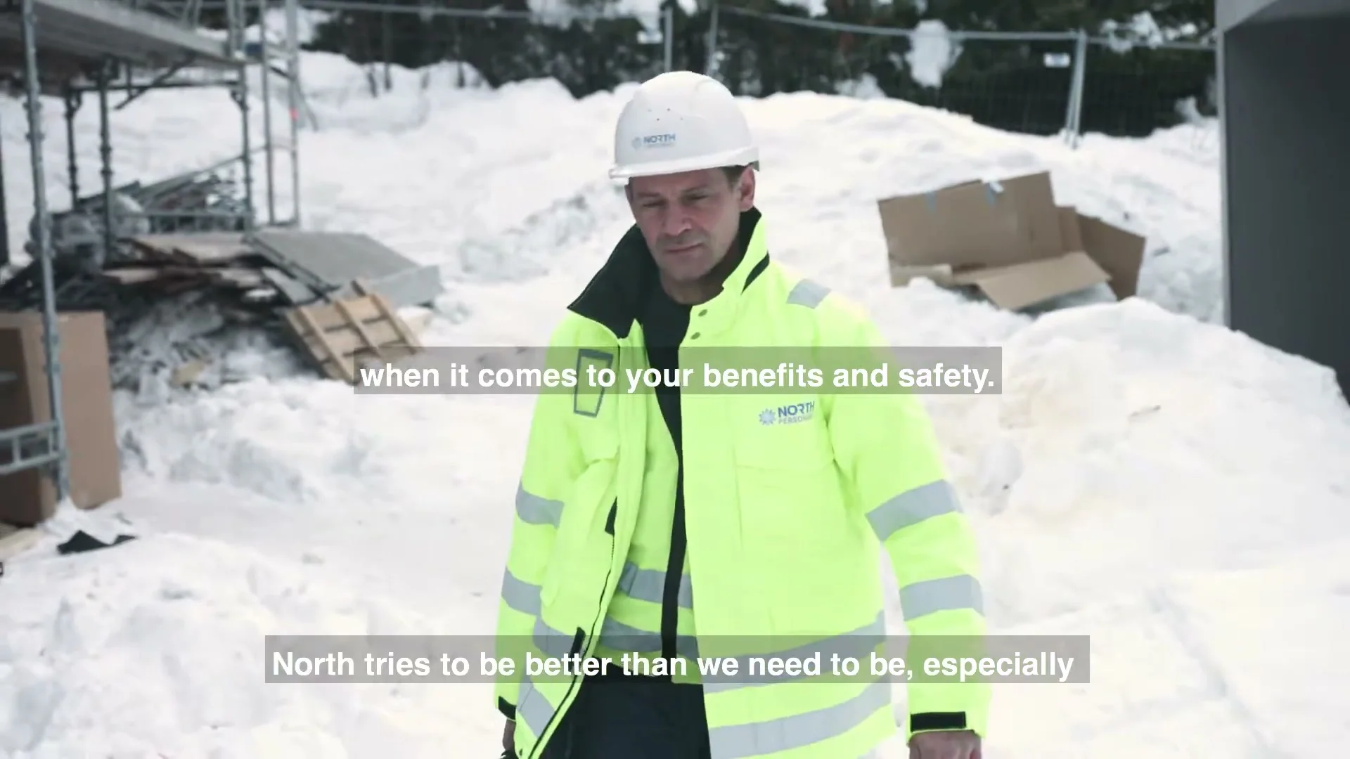 Anleggsarbeider på byggeplass i vinterforhold